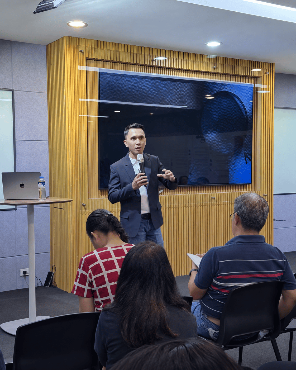 EJI speaking during a live business and marketing workshop